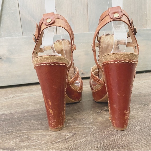Frye Grace T Strap Leather Heeled Sandals - Picture 9 of 13